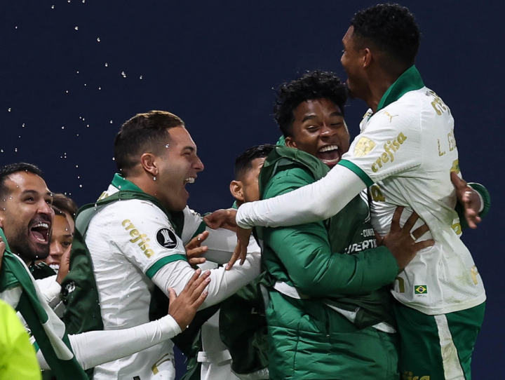 兰博电竞-篮球附加赛焦点战：河套麒麟队绝杀徽州旋风队，新星闪耀。禁区内连续解围的简单介绍