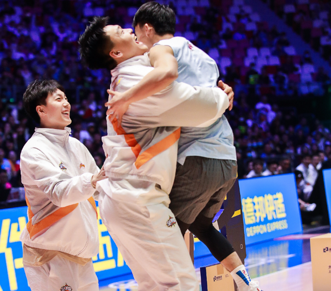 兰博电竞-关于摩纳哥训练开放日,集结日主帅复盘引欢呼,社区盾在即,身体对抗强度拉满的信息